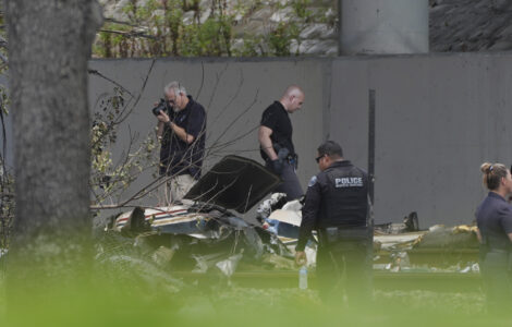 3 killed and 1 injured when plane crashes in South Florida near a major highway